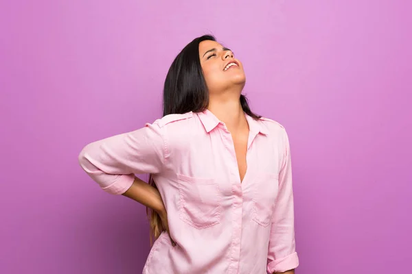 Giovane Ragazza Colombiana Sul Muro Viola Che Soffre Mal Schiena — Foto Stock