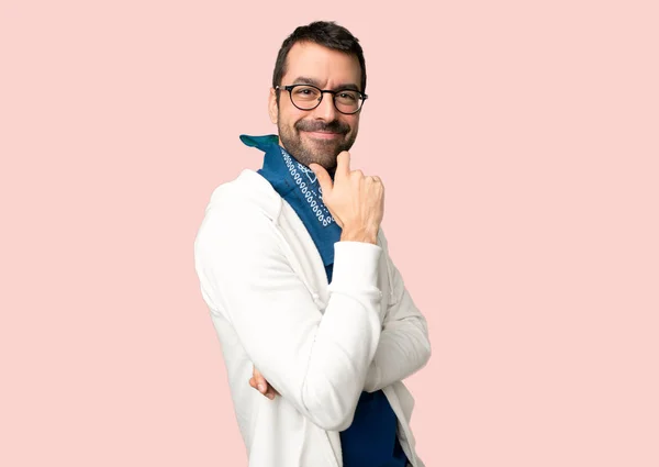 Hombre Guapo Con Gafas Sonriendo Con Una Dulce Expresión Sobre —  Fotos de Stock