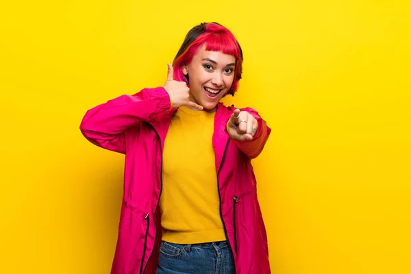 Jovem Mulher Com Cabelo Rosa Sobre Parede Amarela Fazendo Gesto — Fotografia de Stock