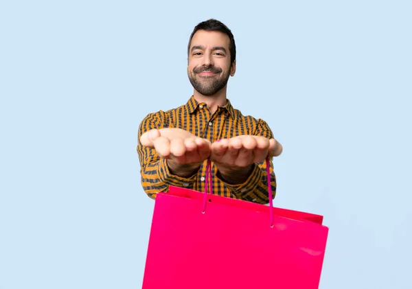 Homem Com Sacos Compras Segurando Copyspace Imaginário Palma Mão Para — Fotografia de Stock