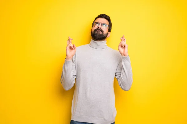 Hombre Con Barba Cuello Alto Con Dedos Cruzando Deseando Mejor —  Fotos de Stock