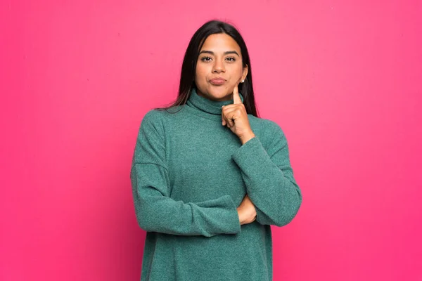 Colombiansk Flicka Med Grön Tröja Looking Fram — Stockfoto