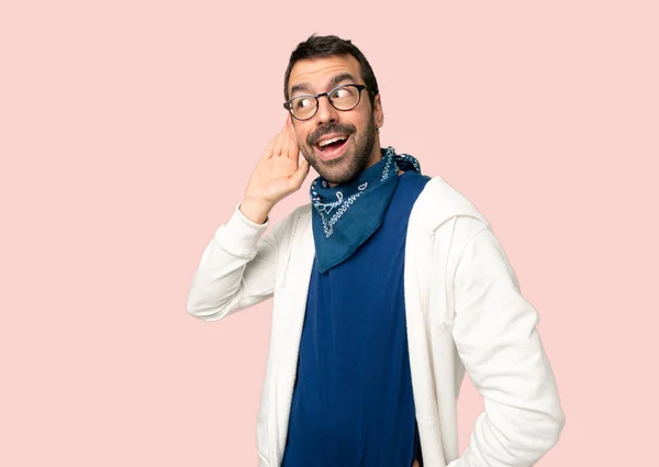 Hombre Guapo Con Gafas Escuchando Algo Poniendo Mano Oreja Sobre —  Fotos de Stock