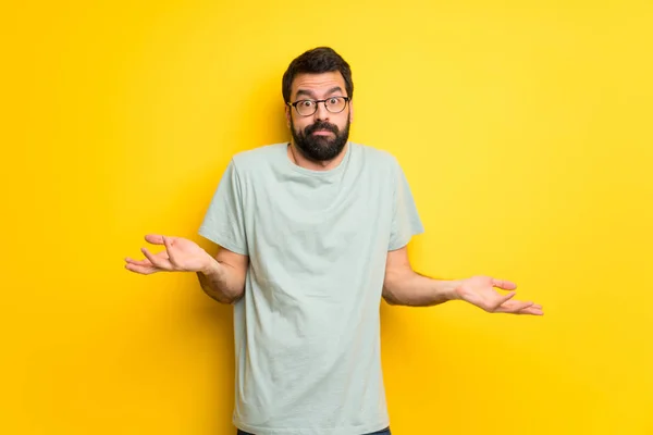 Mann Mit Bart Und Grünem Hemd Macht Unwichtige Geste Beim — Stockfoto