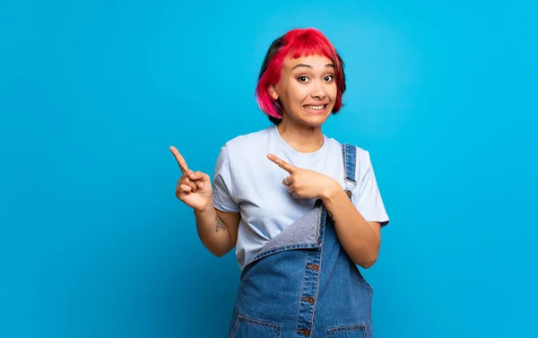 Young Woman Pink Hair Blue Wall Frightened Pointing Side — Stock Photo, Image