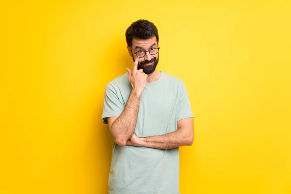 Mannen Med Skägg Och Grön Tröja Inne Framsidan — Stockfoto