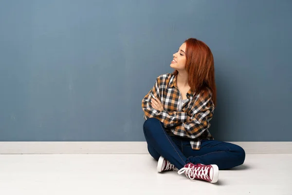 Junge Rothaarige Frau Sitzt Auf Dem Boden Seitlicher Position — Stockfoto