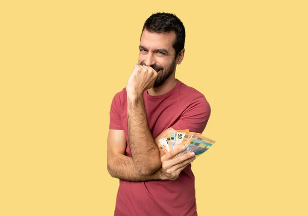 Člověk Který Bere Hodně Peněz Usmívá Sladkým Výrazem Izolovaném Žlutém — Stock fotografie