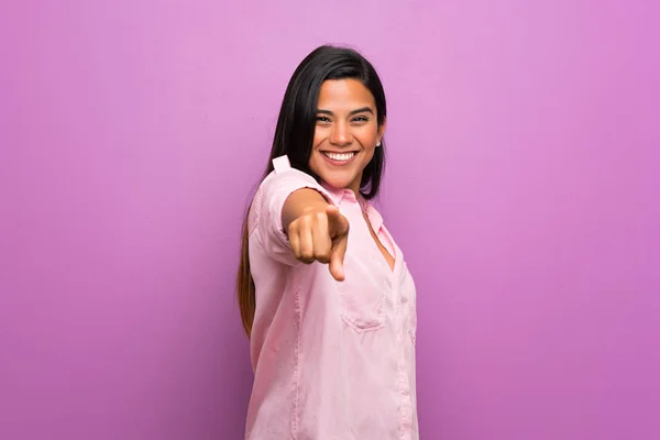 Young Colombian Girl Purple Wall Points Finger You Confident Expression — Stock Photo, Image