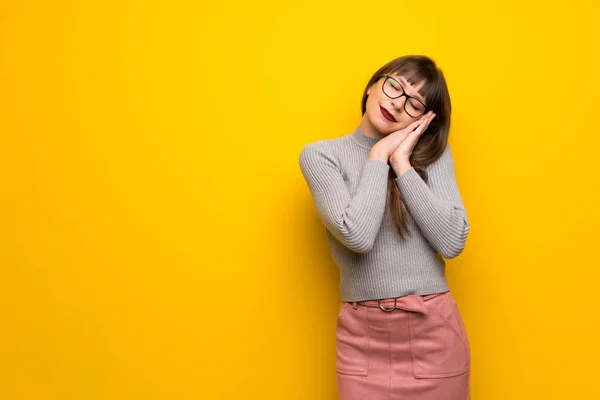 Mujer Con Gafas Sobre Pared Amarilla Haciendo Gesto Sueño Expresión —  Fotos de Stock