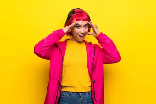 Mladá Žena Růžovými Vlasy Přes Žlutou Zeď Výrazem Překvapení — Stock fotografie