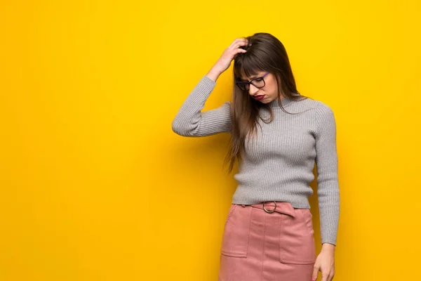 疲れや病気の表現と黄色の壁で眼鏡を持つ女性 — ストック写真