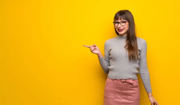 Žena Brýlemi Přes Žlutou Zeď Přejdete Stranu Zobrazení Výrobku — Stock fotografie