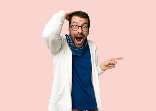 Hombre Guapo Con Gafas Apuntando Con Dedo Hacia Lado Presentando —  Fotos de Stock