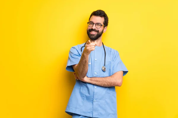 Surgeon Doctor Man Points Finger You Confident Expression — Stock Photo, Image