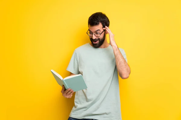 Uomo Con Barba Camicia Verde Sorpreso Mentre Diverte Leggere Libro — Foto Stock