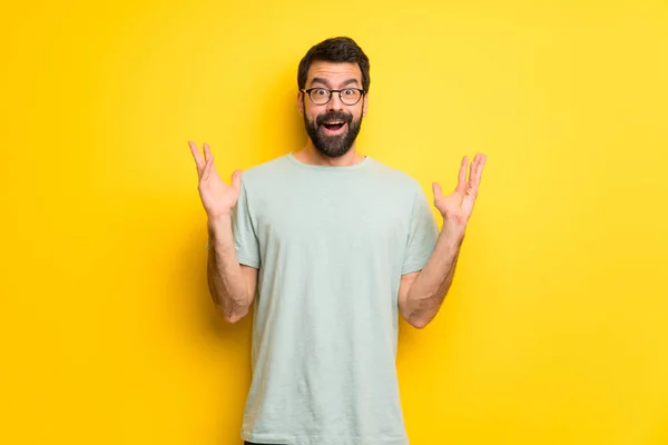 Man Met Baard Groen Overhemd Verrast Geschokt Gelaatsuitdrukking — Stockfoto