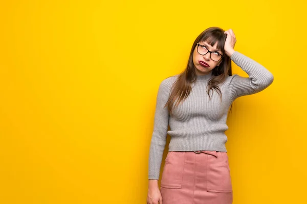 Kobieta Okularach Żółty Ścianę Sfrustrowany Przez Złej Sytuacji — Zdjęcie stockowe