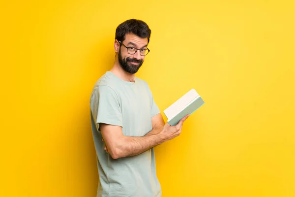 Muž Vousy Zelené Tričko Drží Knihu Těší Čtení — Stock fotografie