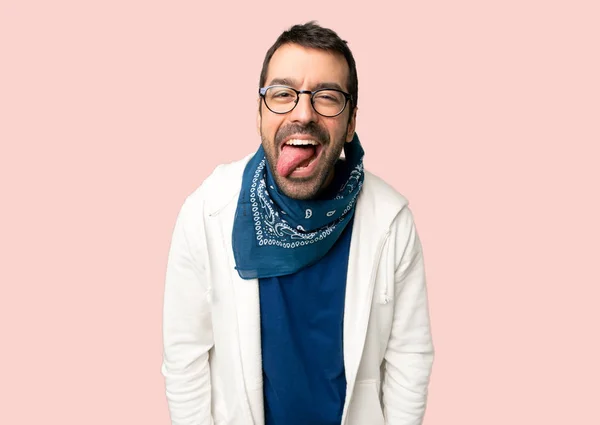 Hombre Guapo Con Gafas Que Muestran Lengua Cámara Con Mirada —  Fotos de Stock