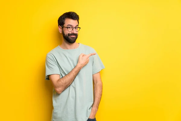 Homem Com Barba Camisa Verde Apontando Para Lado Para Apresentar — Fotografia de Stock