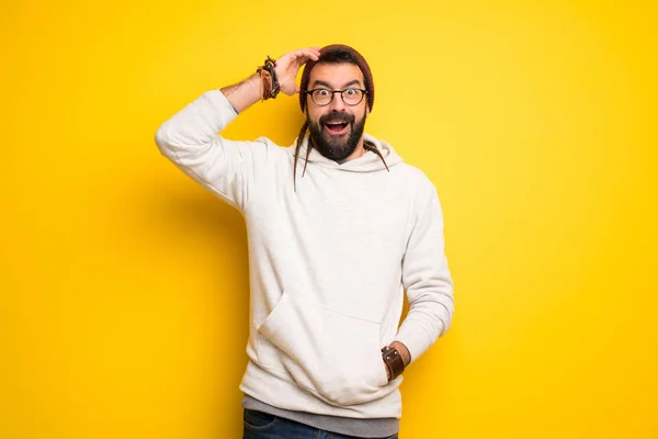 Hippie Homme Avec Dreadlocks Avec Surprise Expression Faciale Choquée — Photo