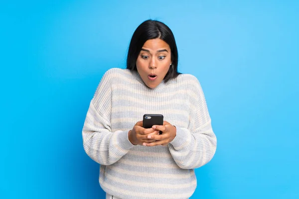 Junge Kolumbianische Mädchen Mit Pullover Überrascht Mit Einem Handy — Stockfoto