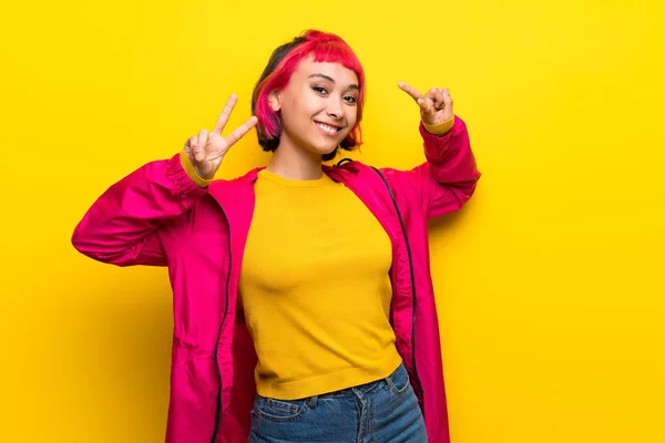 Jovem Mulher Com Cabelo Rosa Sobre Parede Amarela Mostrando Sinal — Fotografia de Stock