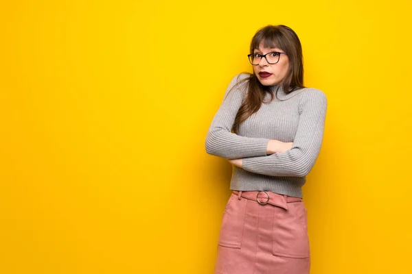 Mujer Con Gafas Sobre Pared Amarilla Haciendo Gestos Dudas Mientras — Foto de Stock