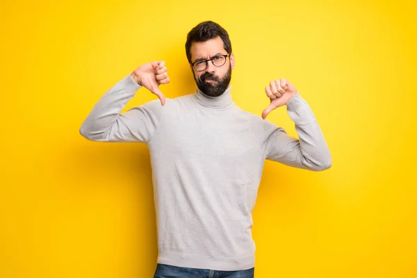 Man Met Baard Coltrui Tonen Duim Naar Beneden Met Beide — Stockfoto