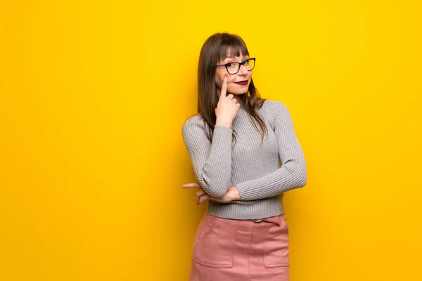 Vrouw Met Bril Gele Muur Zoek Naar Voren — Stockfoto