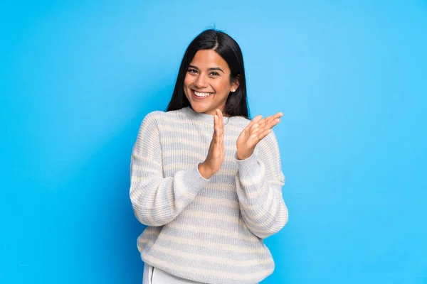 Junge Kolumbianische Mädchen Mit Pullover Applaudiert Nach Präsentation Einer Konferenz — Stockfoto