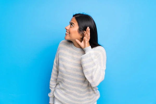 Giovane Ragazza Colombiana Con Maglione Ascoltando Qualcosa Mettendo Mano Sull — Foto Stock