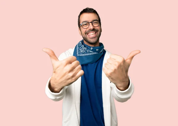 Bonito Homem Com Óculos Dando Gesto Polegar Para Cima Com — Fotografia de Stock