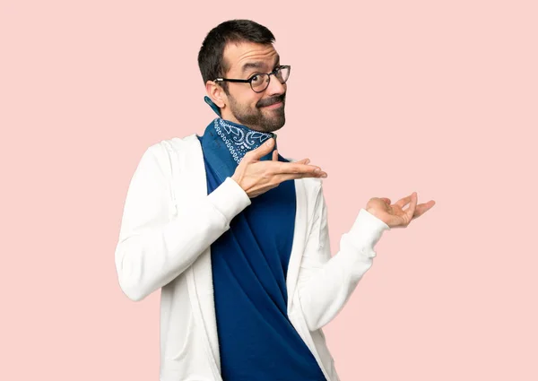 Bel Homme Avec Des Lunettes Étendant Les Mains Sur Côté — Photo