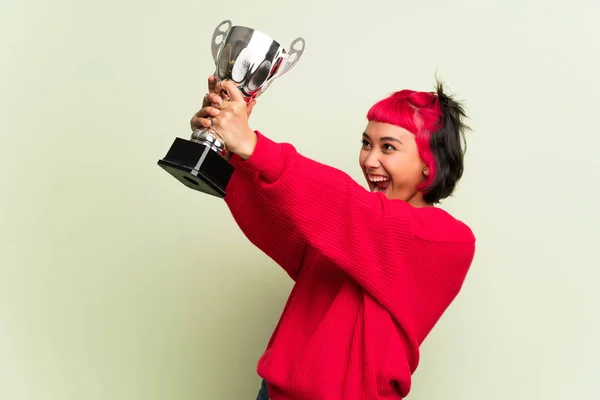拿着奖杯的红色毛衣的年轻妇女 — 图库照片