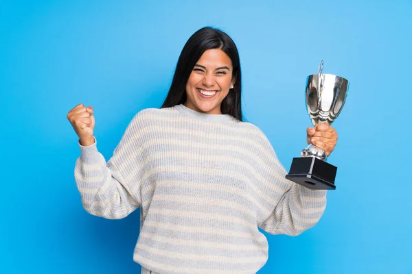 Giovane Ragazza Colombiana Con Maglione Possesso Trofeo — Foto Stock