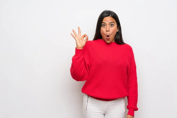 Junge Kolumbianische Mädchen Mit Rotem Pullover Überrascht Und Zeigt Zeichen — Stockfoto