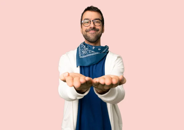 英俊的人与眼镜持有复制空间想象的手掌插入一个广告在孤立的粉红色背景 — 图库照片