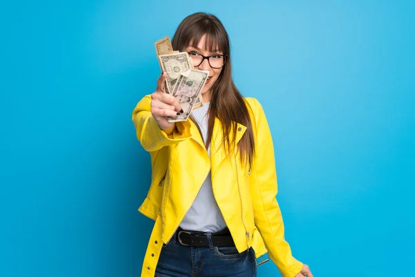 Wanita Muda Dengan Jaket Kuning Latar Belakang Biru Mengambil Banyak — Stok Foto