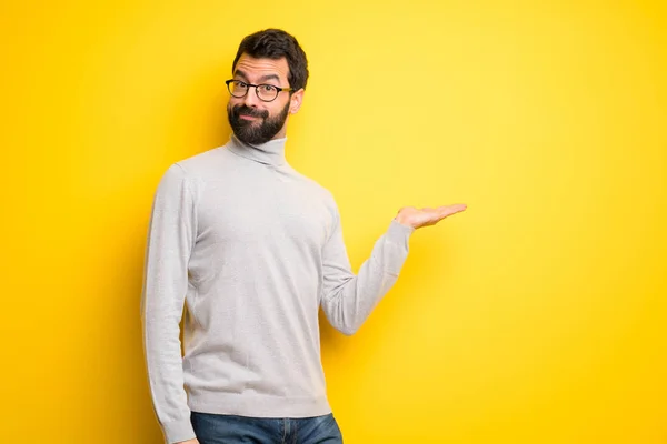 Man Beard Turtleneck Holding Copyspace Imaginary Palm Insert — Stock Photo, Image