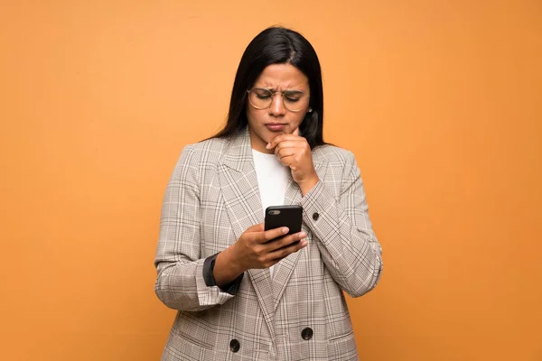 Junge Kolumbianische Mädchen Über Braune Wand Denken Und Eine Botschaft — Stockfoto