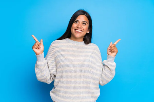 Junge Kolumbianische Mädchen Mit Pullover Zeigt Mit Dem Zeigefinger Eine — Stockfoto