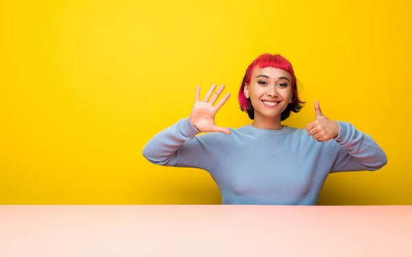 Mujer Joven Con Pelo Rosa Contando Seis Con Los Dedos — Foto de Stock