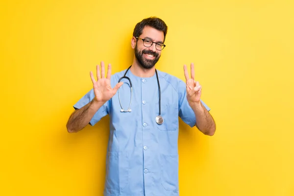 Chirurg Arzt Mann Zählt Sieben Mit Fingern — Stockfoto