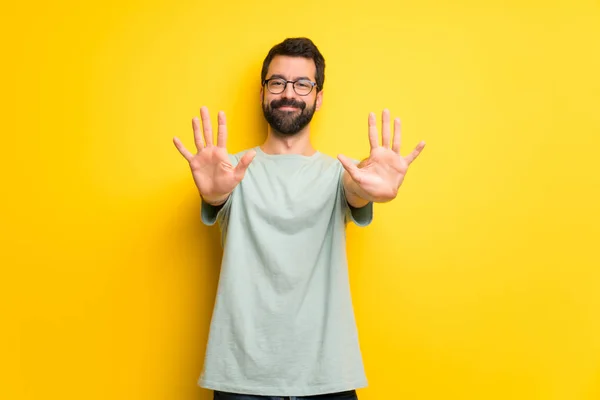 Man Met Baard Groen Shirt Tellen Tien Met Vingers — Stockfoto