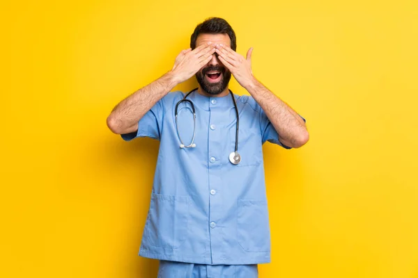 Cirurgião Médico Homem Cobrindo Olhos Pelas Mãos Surpreendido Ver Que — Fotografia de Stock