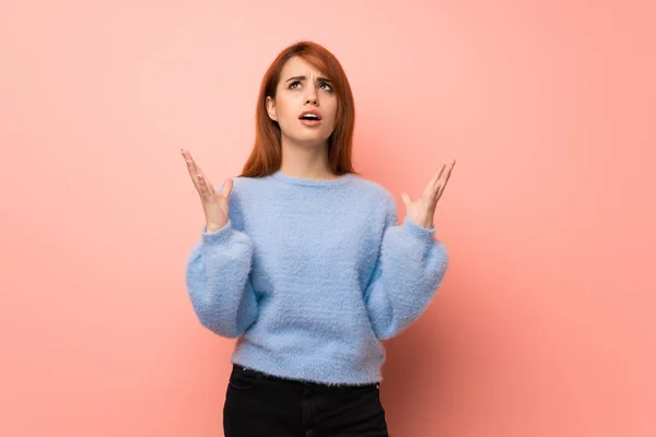 Jeune Rousse Femme Sur Fond Rose Frustré Par Une Mauvaise — Photo