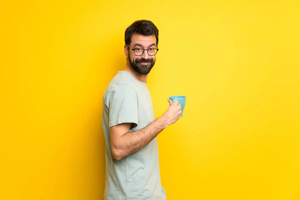 Man Met Baard Groen Overhemd Houdt Van Een Warme Kop — Stockfoto