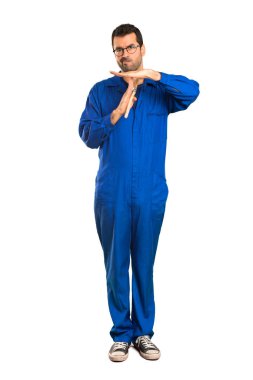 Bir ressam adam yapma dur jest ile bir hareket izole beyaz arka plan üzerinde durdurmak için elini tam uzunlukta bir kadeh